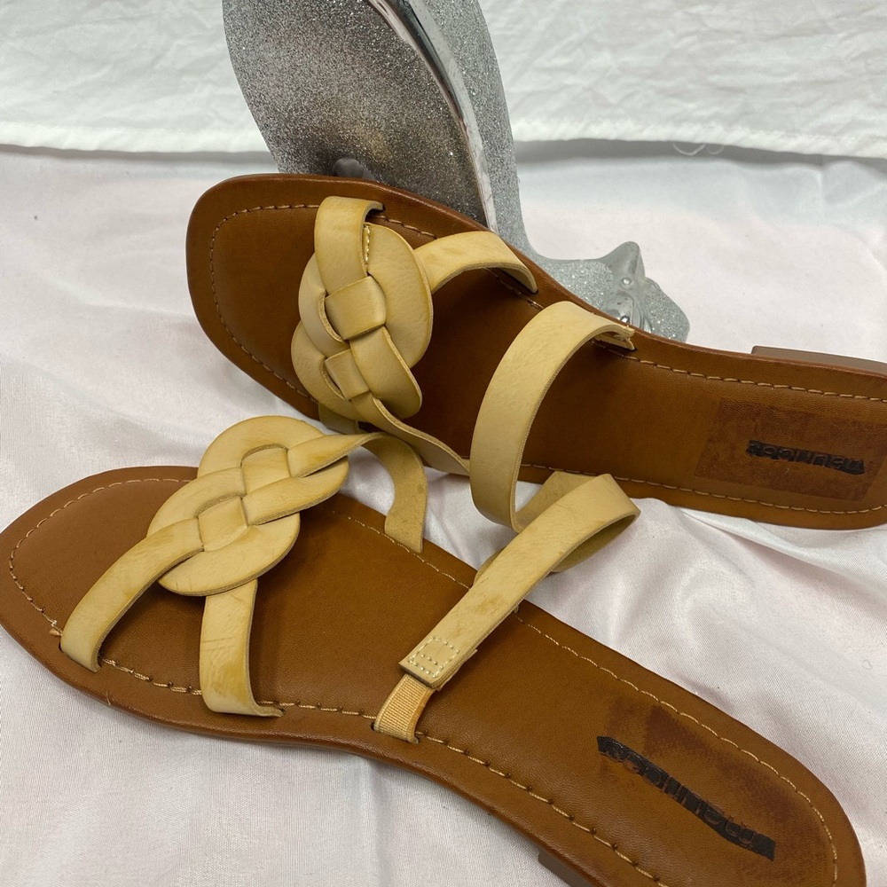 NWOT Maurices Flat sandals,Beige color,Size 7.5 - Picture 2 of 3
